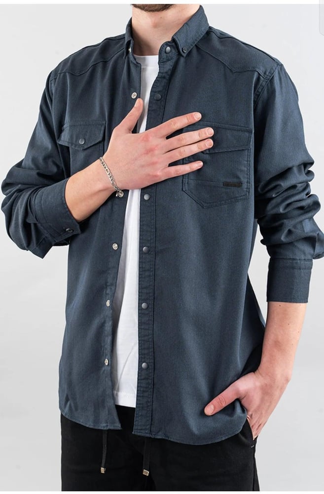 قميص دينم رجالي Slim Fit | تصميم عصري بقصة ضيقة