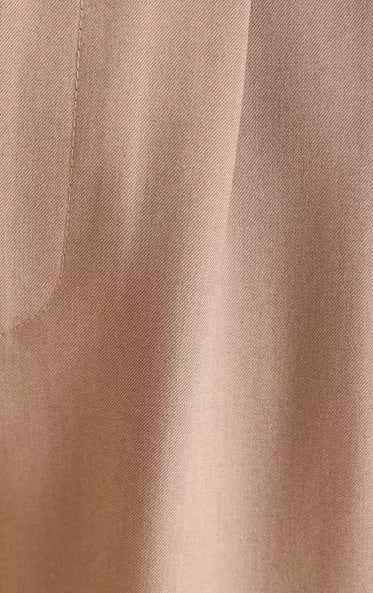 بنطلون واسع الساقين بكُسرات