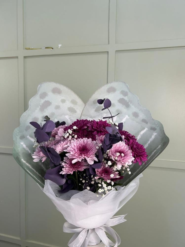 A bouquet of flowers with butterfly design in mauve color (Number 056)