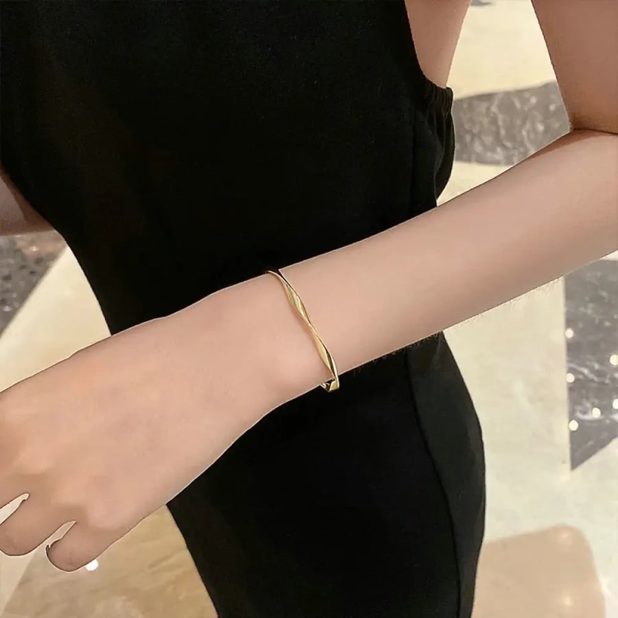 سوار معدني ملتوي ذهبي