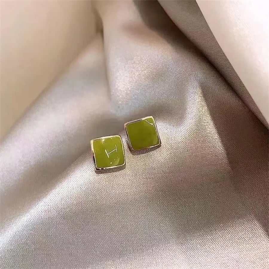 أقراط خضراء
