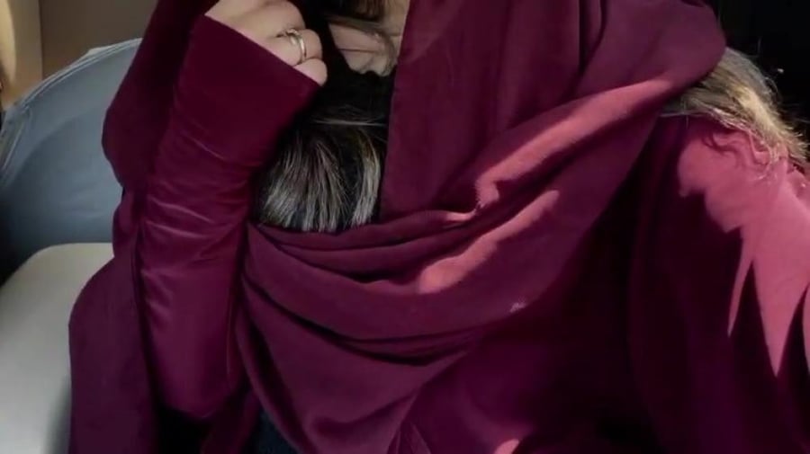 عباية سادة مع خمار وغطاء يد بلون عنابي فاخر