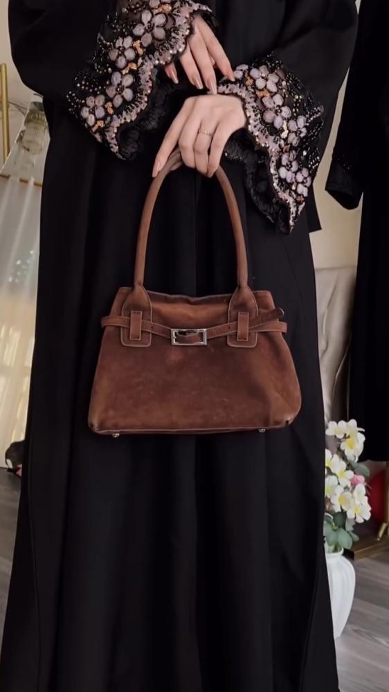 عباية سوداء بتطريز زهور ملون على الأكمام