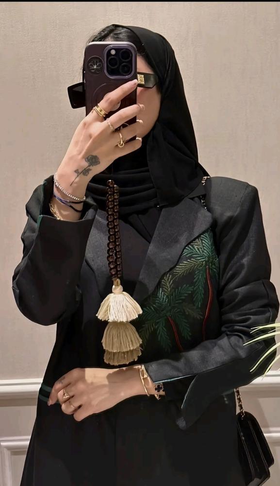 عباية نجديه بتطريز شكل نخله