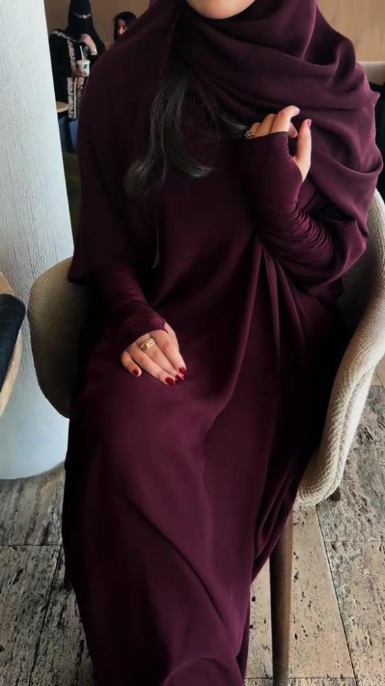 عباية سادة مع خمار وغطاء يد بلون عنابي فاخر