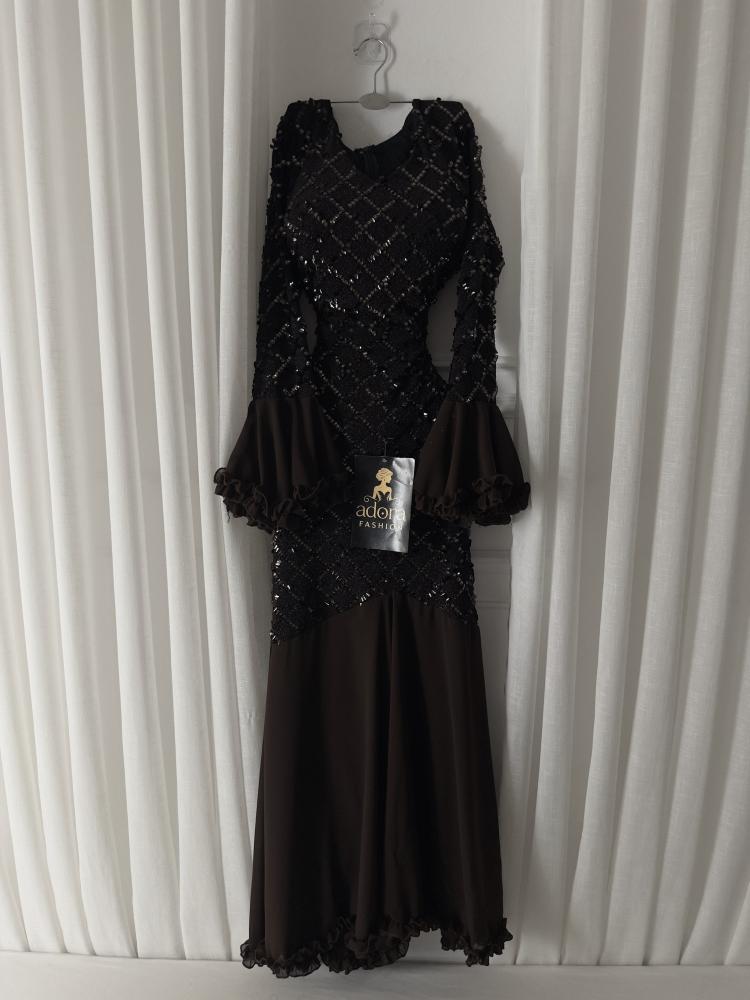 Elegant evening dress with luxurious embroidery and distinctive sleeves