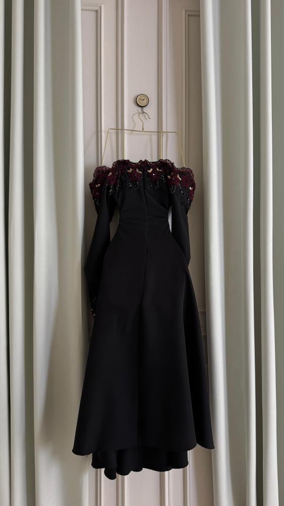 Short oud-colored dress with hand embroidery