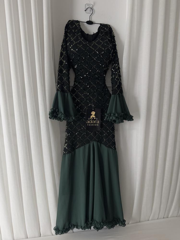 Elegant evening dress with luxurious embroidery and distinctive sleeves