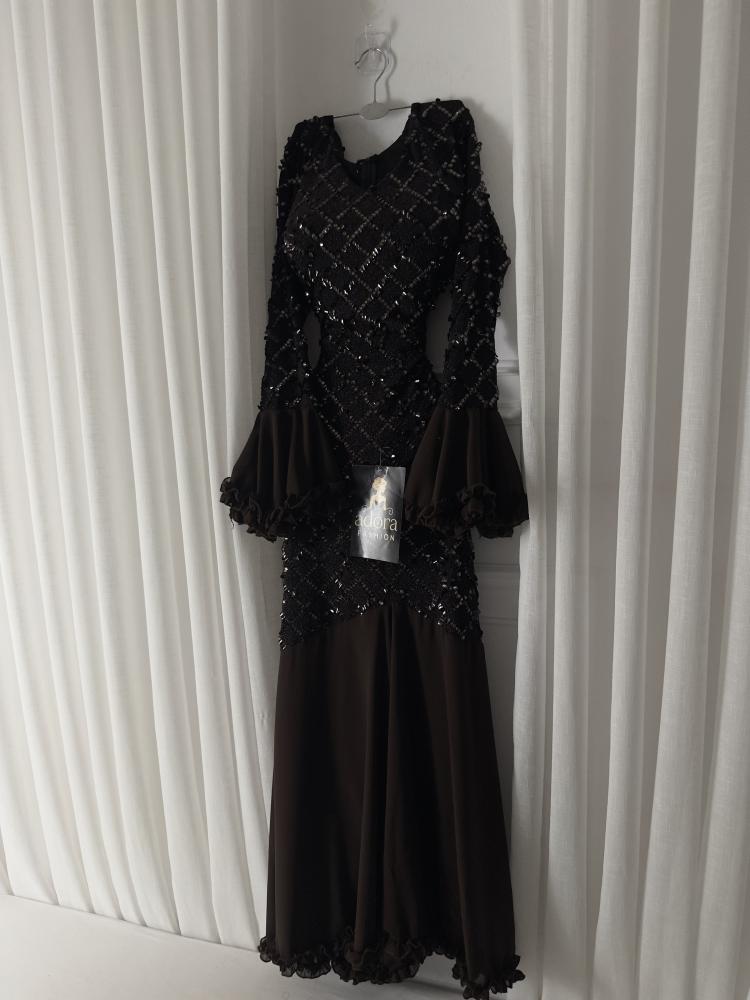 Elegant evening dress with luxurious embroidery and distinctive sleeves