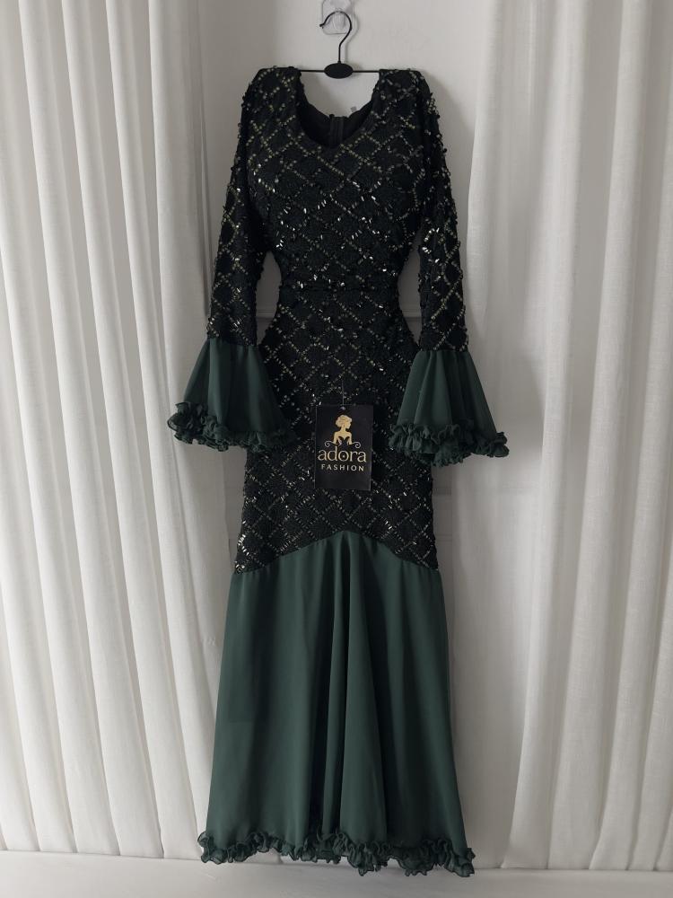 Elegant evening dress with luxurious embroidery and distinctive sleeves