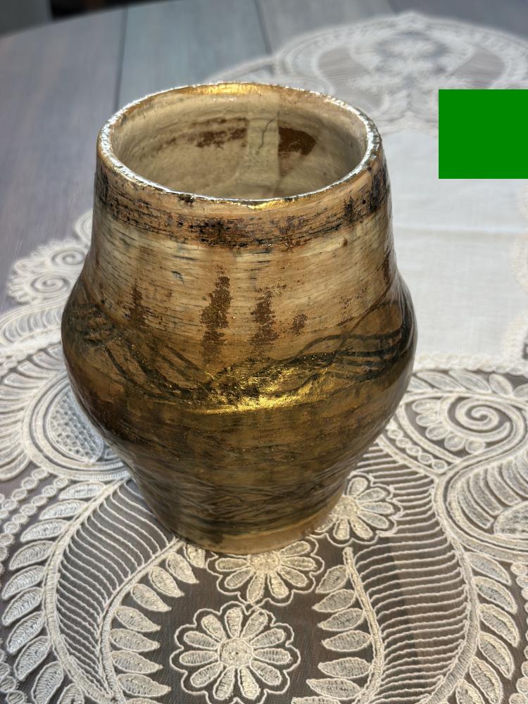 فازا "مدار الذهب" – تصميم رستك يدوي بخطوط ذهبية مطفية