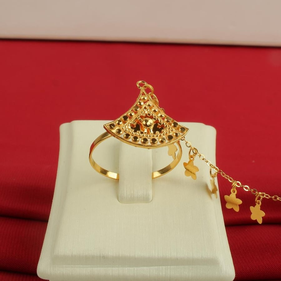 21-carat linked strings rings