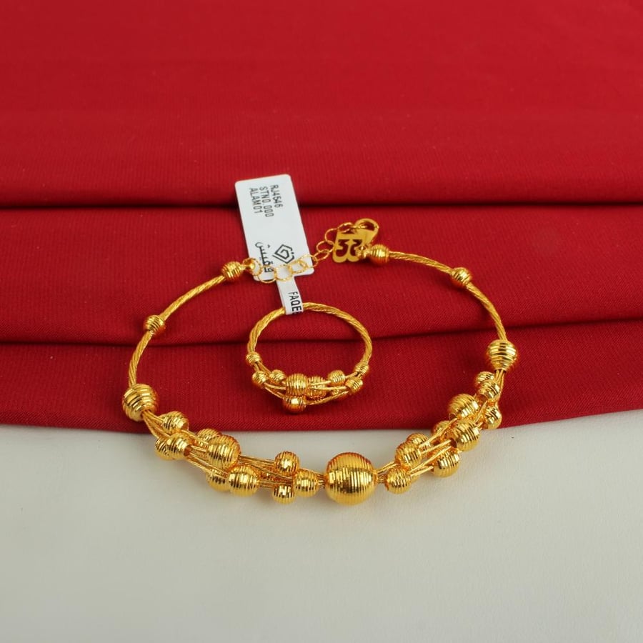 Bracelet standing with a 21-karat ring