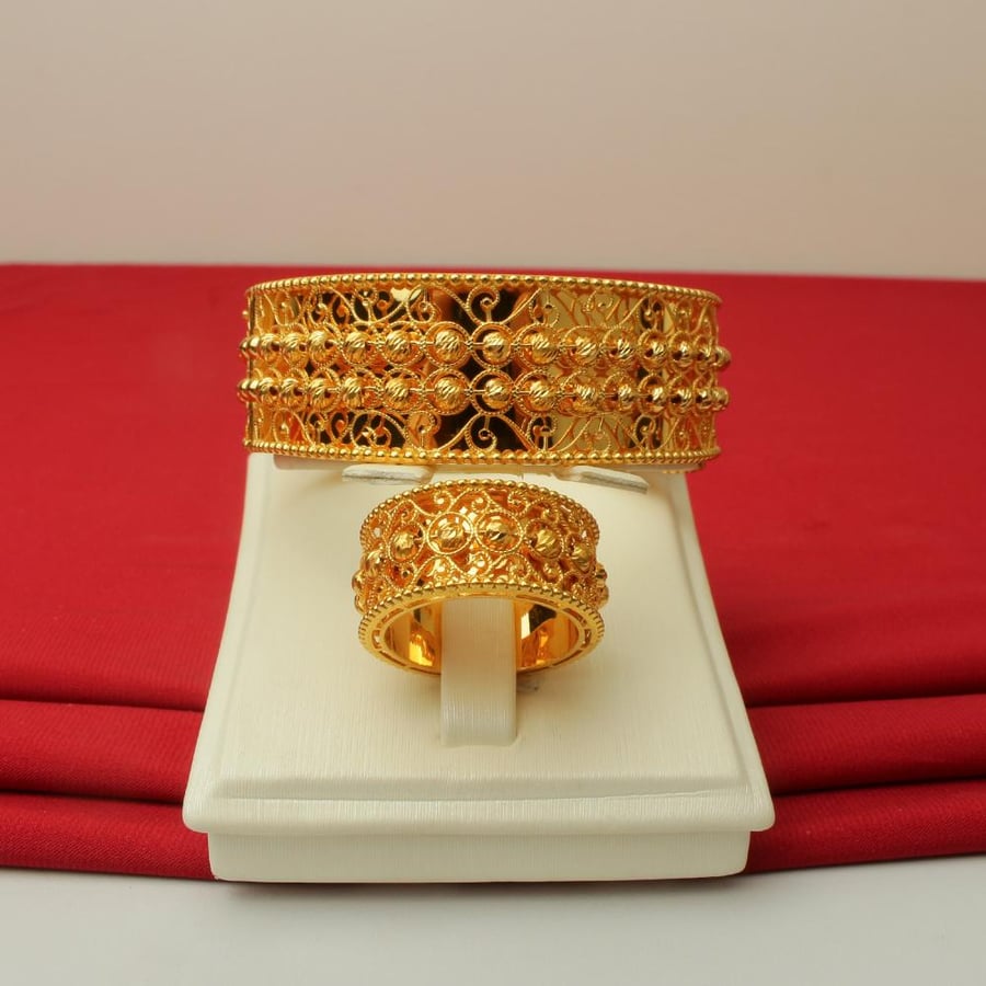 Bangle bracelet with its ring, 21-karat gold