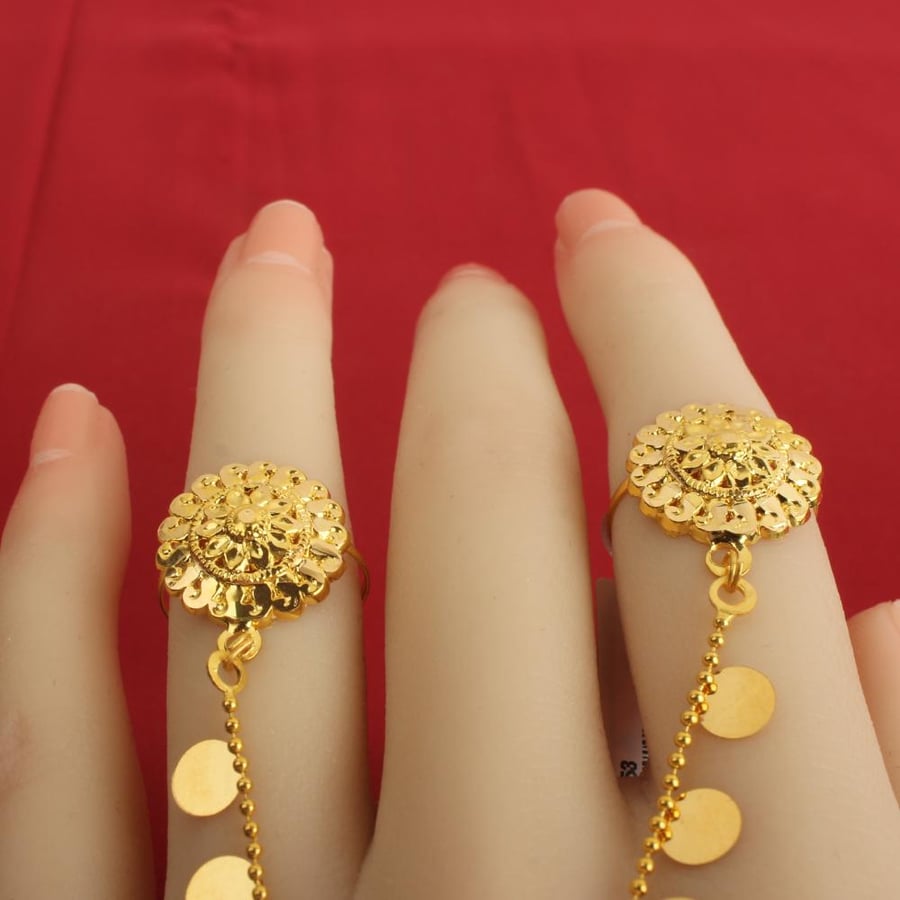 21-carat linked strings rings