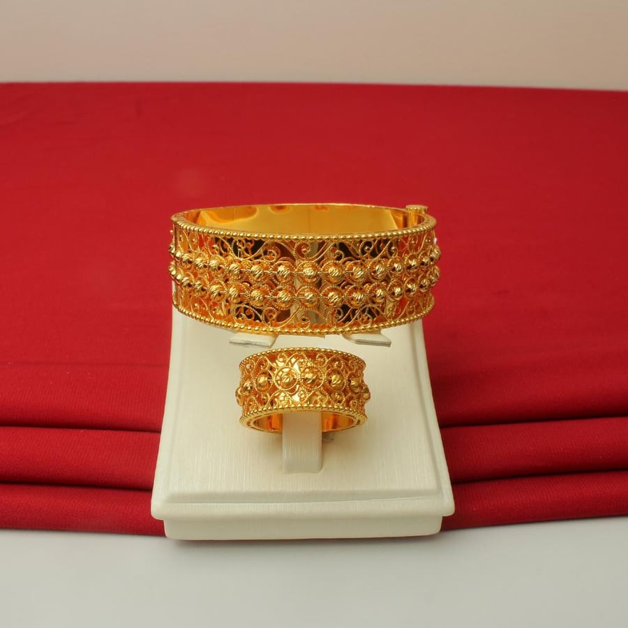 Bangle bracelet with its ring, 21-karat gold