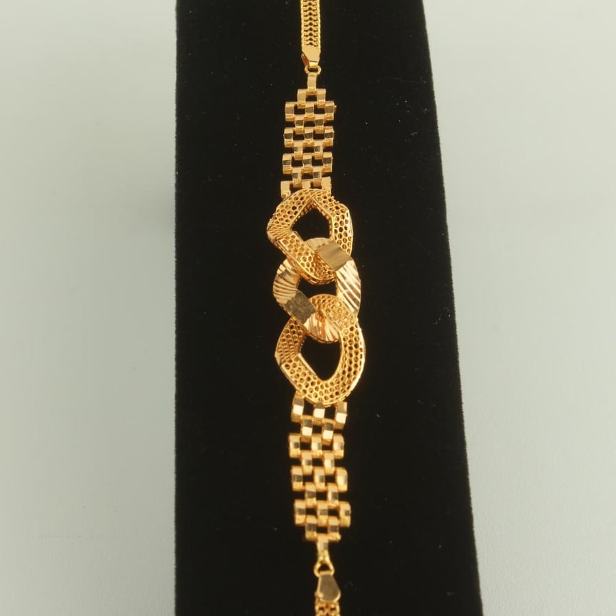 A bracelet weighing 7.26 grams, 21 karat.