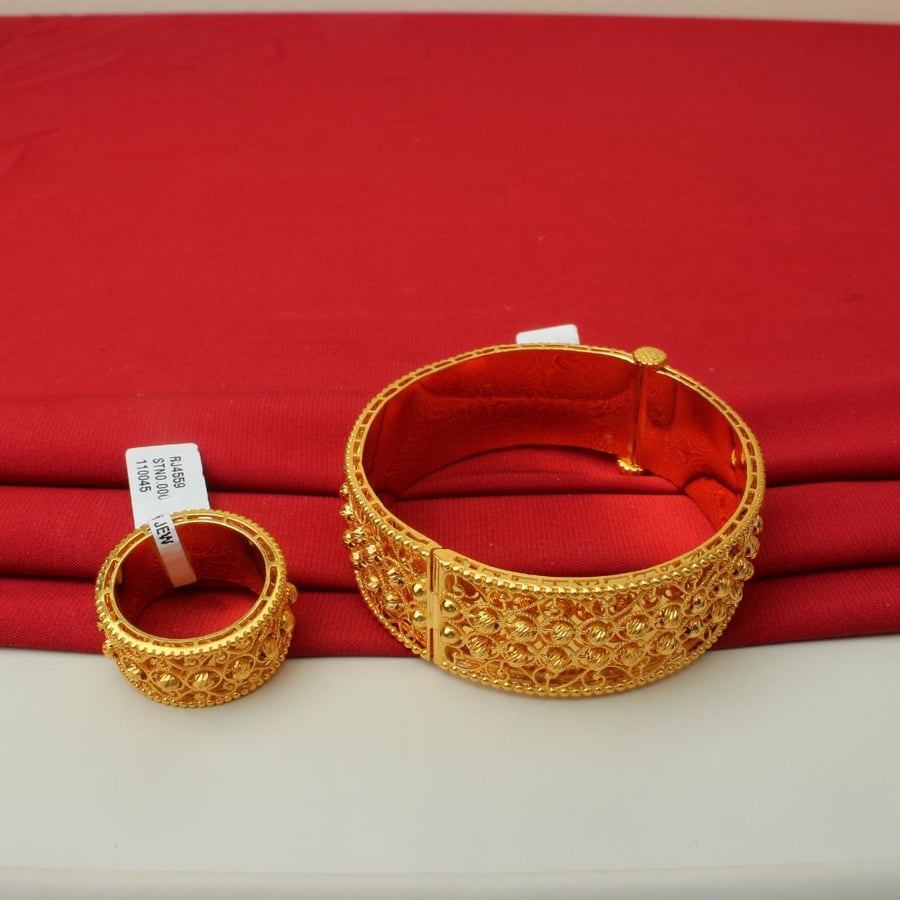 Bangle bracelet with its ring, 21-karat gold