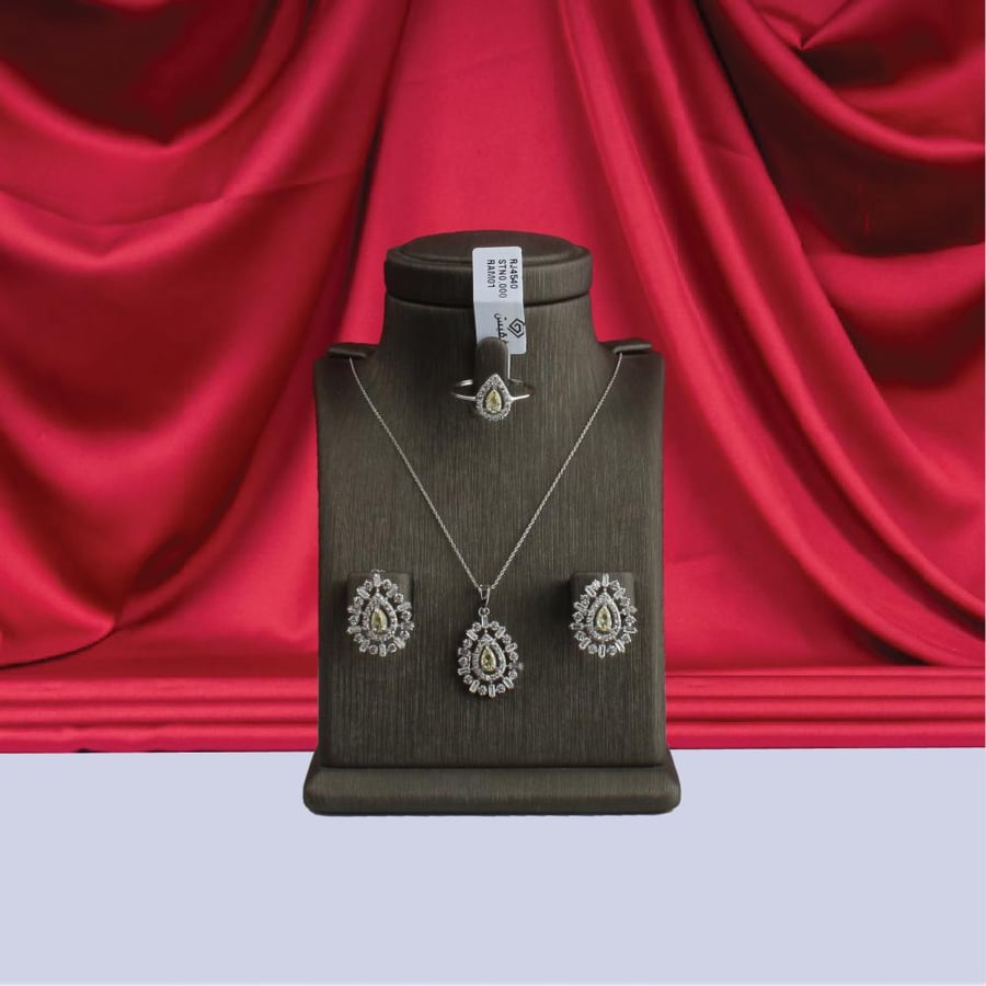 Gold set Italian design 18 karat weight 7.44 grams
