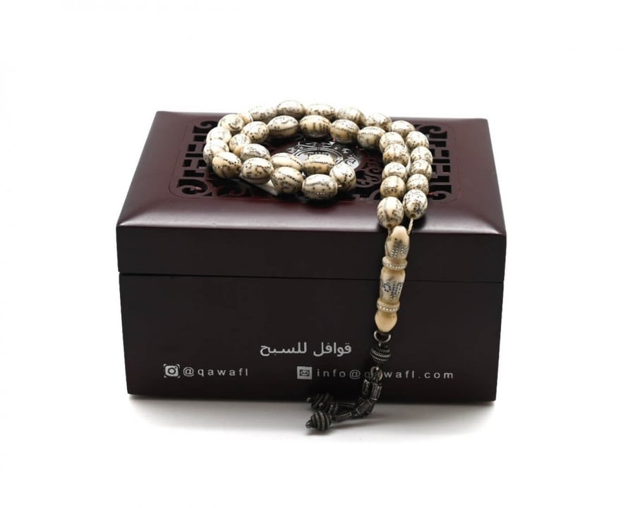 A caravan of prayer beads made of ivory, engraved with the names of Allah the Most Beautiful, in silver. - Antique IV0109