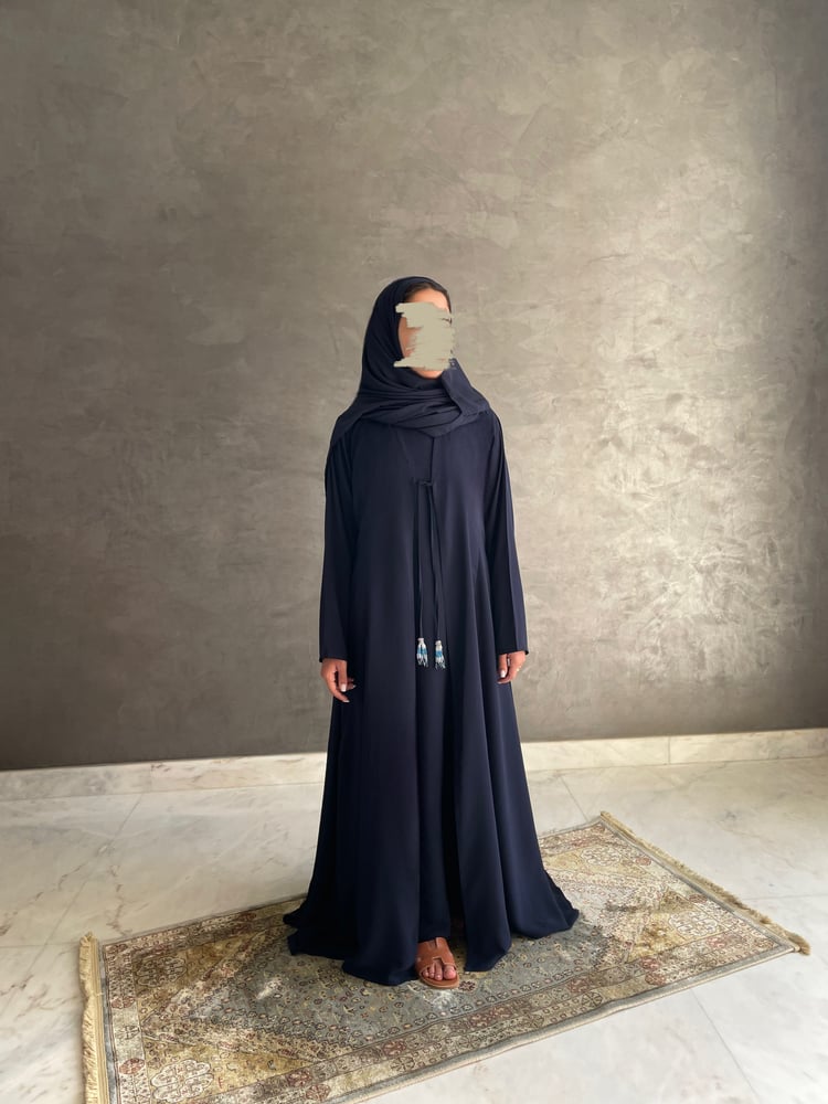 عباية كريب كحلي كلوش مع فستان كحلي