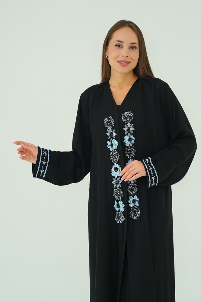 عباية كريب باللون الأسود، مزينة بشك يدوي أنيق على الواجهة والأكمام