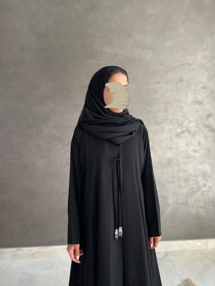 عباية كريب اسود كلوش مع فستان اسود