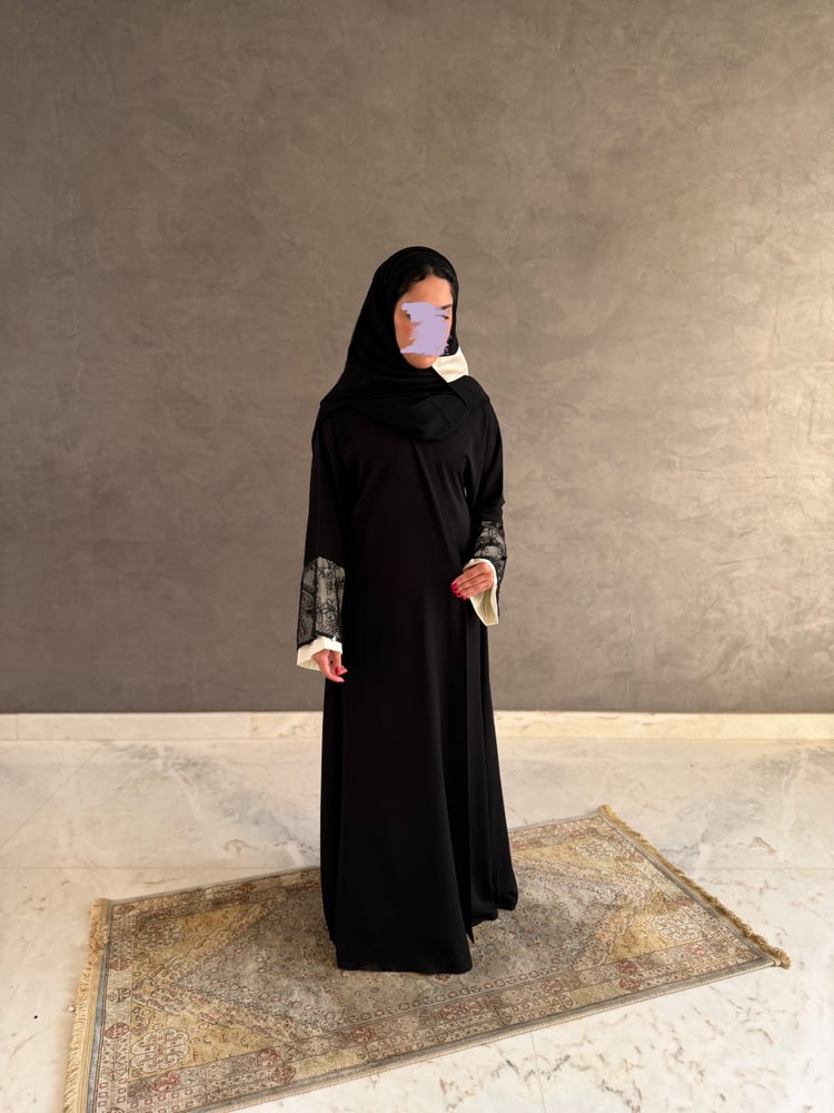 عباية كريب اسود بتدخيله كم اوف وايت وشك بسيط فالاكمام