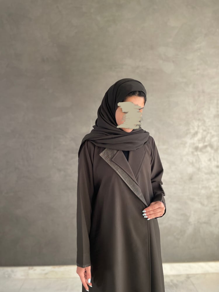 عباية كريب زيتي بياقة وتحديد بالاكمام