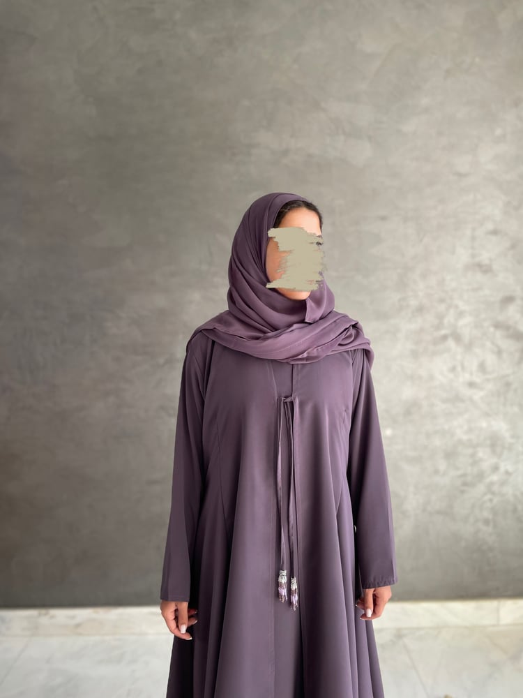 عباية كريب موف كلوش مع فستان موف