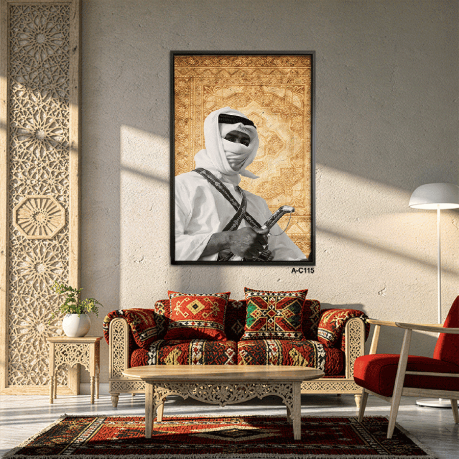 لوحة تراثية تعبّر عن الهوية السعودية الأصيلة، يظهر فيها رجل بزيّ تقليدي نجدي، يحمل سيفه بثبات وهيبة