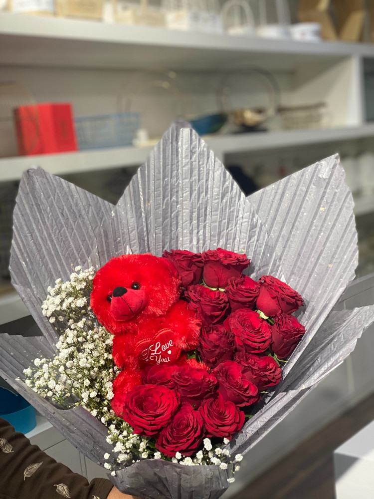 باقة ورد مع دبدوب