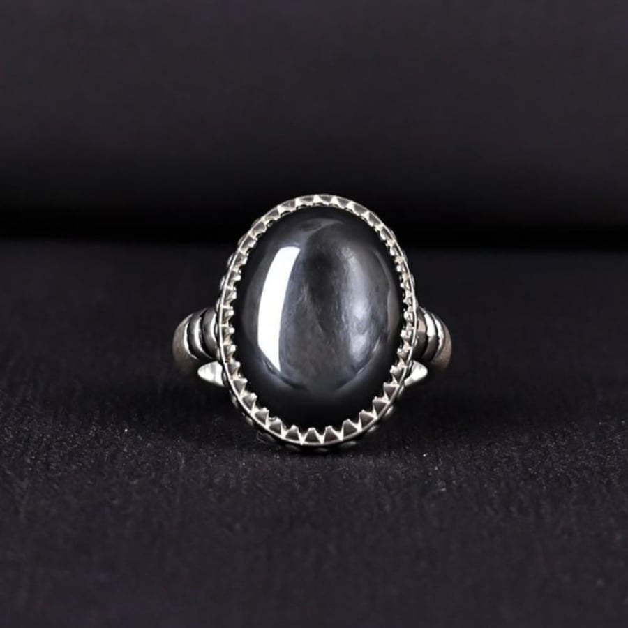 خاتم فضة رجالي عيار 990 متوج بحجر النيزك Men's ring made of 990 silver and set with a meteorite stone