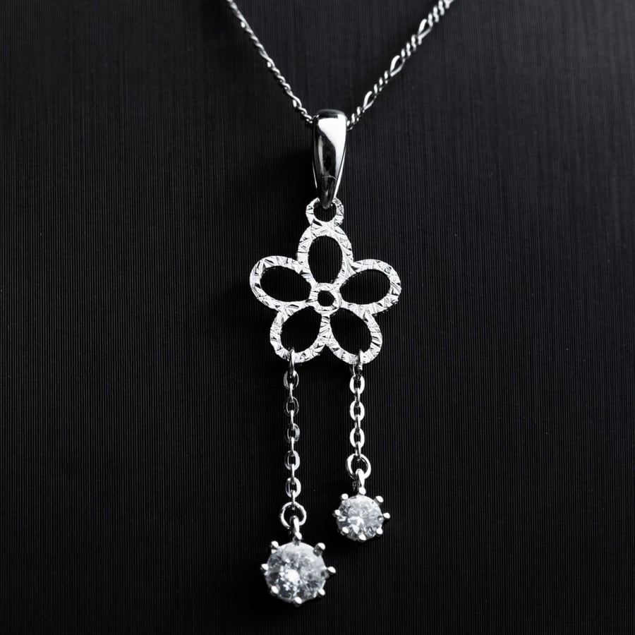 Silver necklace 925 karat adorned with zircon stone