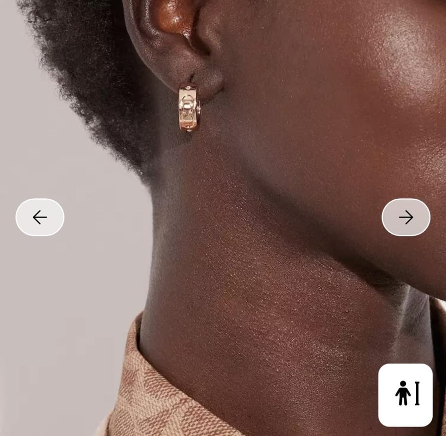 حلق كوتش لون روز قولد Signature Huggie Earrings