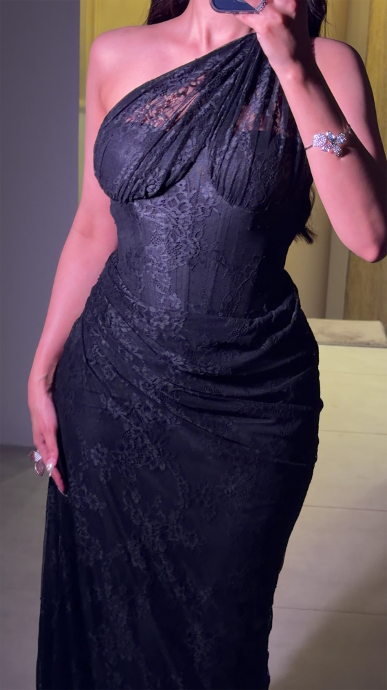 فستان سهرة أسود دانتيل كتف واحد
