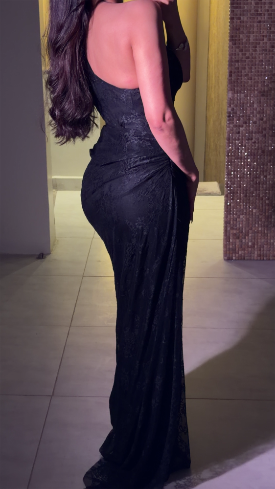 فستان سهرة أسود دانتيل كتف واحد