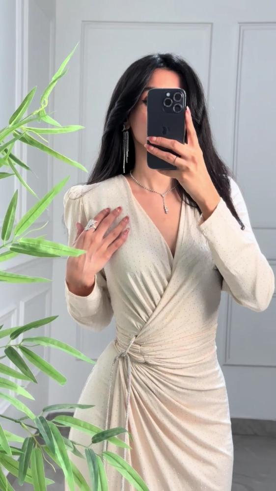 فستان سهرة مزين بكريستالات صغيرة
