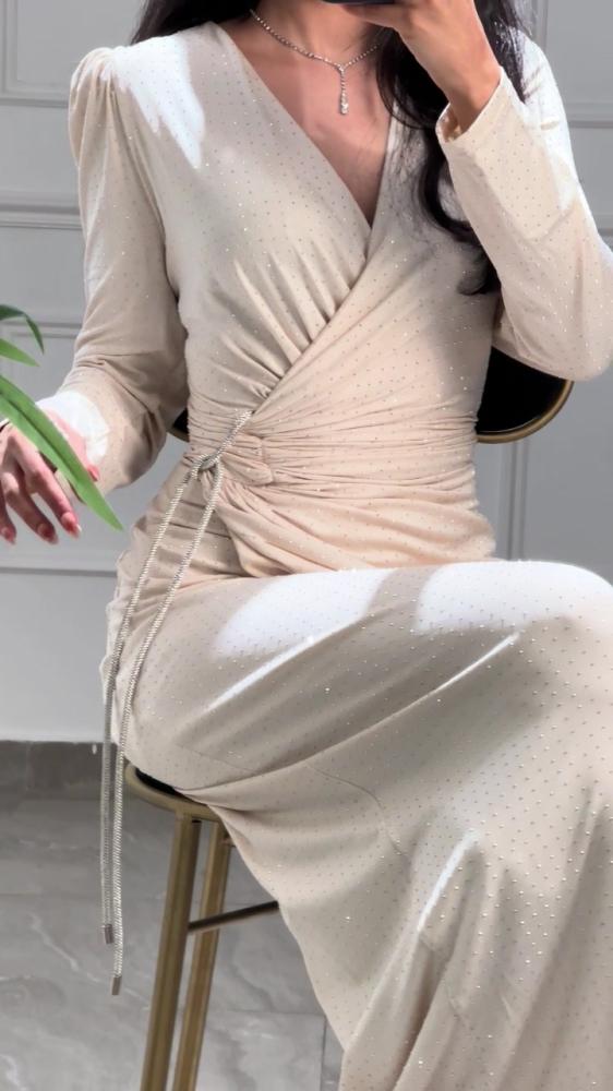 فستان سهرة مزين بكريستالات صغيرة