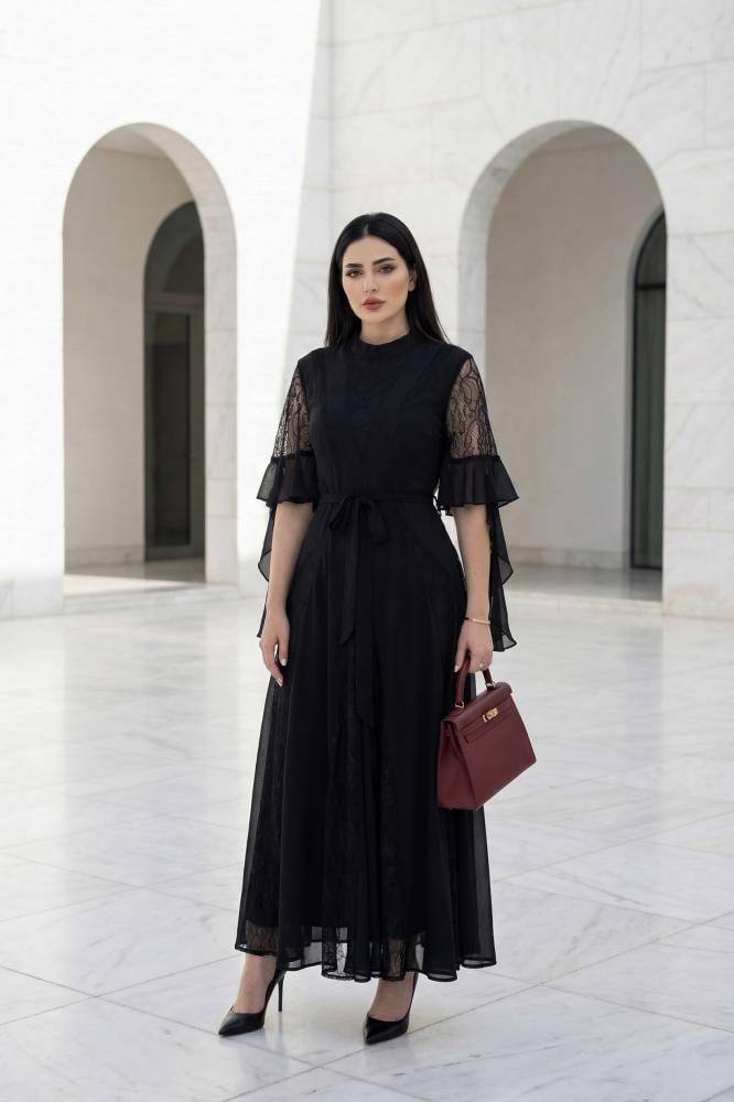 فستان أسود فخم بتفاصيل دانتيل
