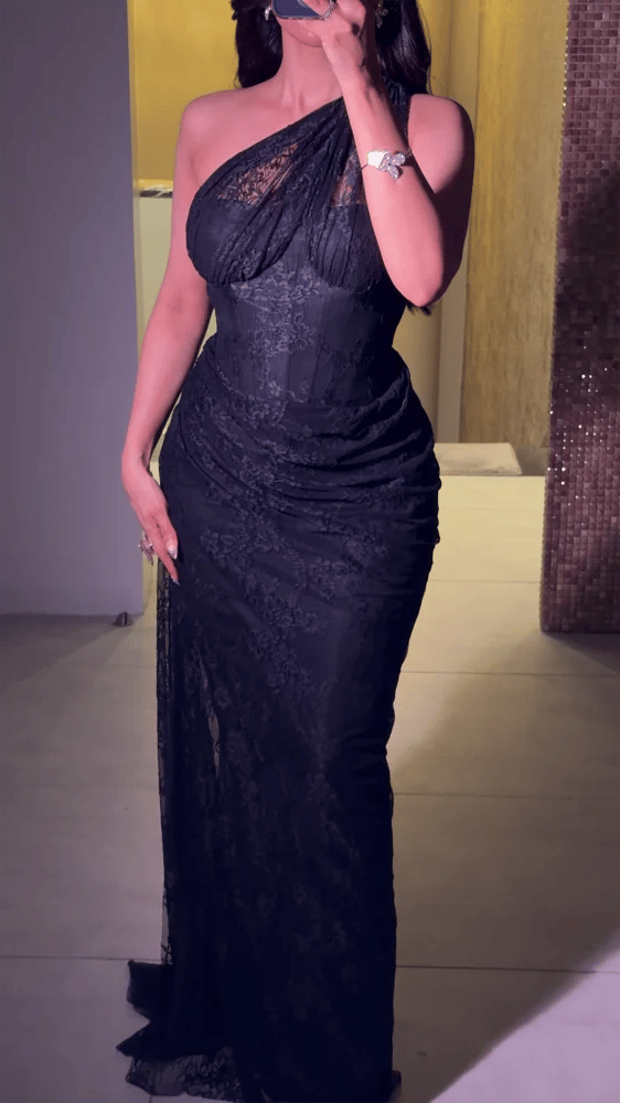 فستان سهرة أسود دانتيل كتف واحد