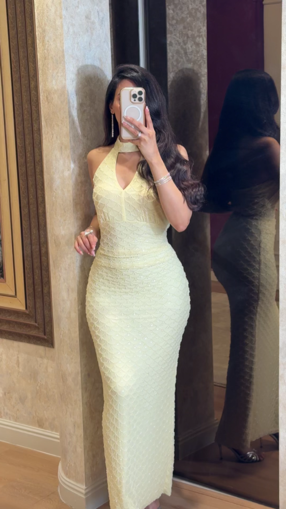 فستان أصفر فاتح شك