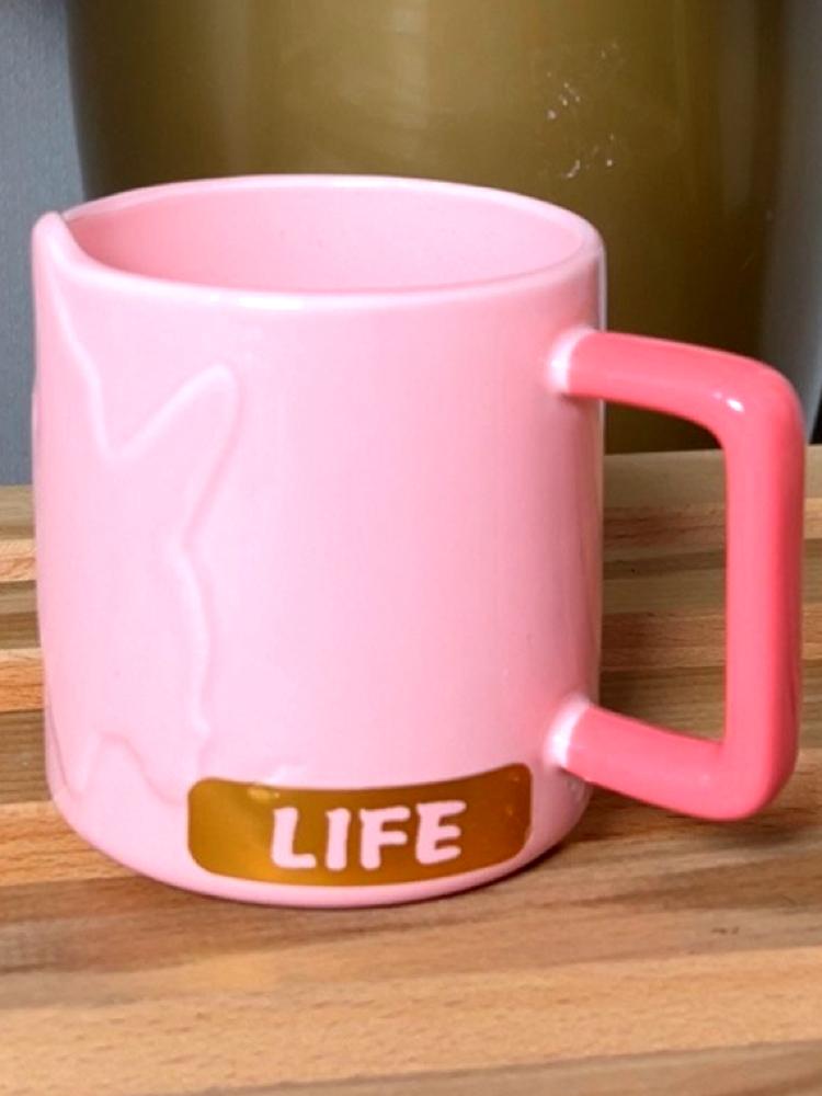 كوب سيراميك زهري أنيق بنقشة LIFE – لمسة جمال في كل رشفة
