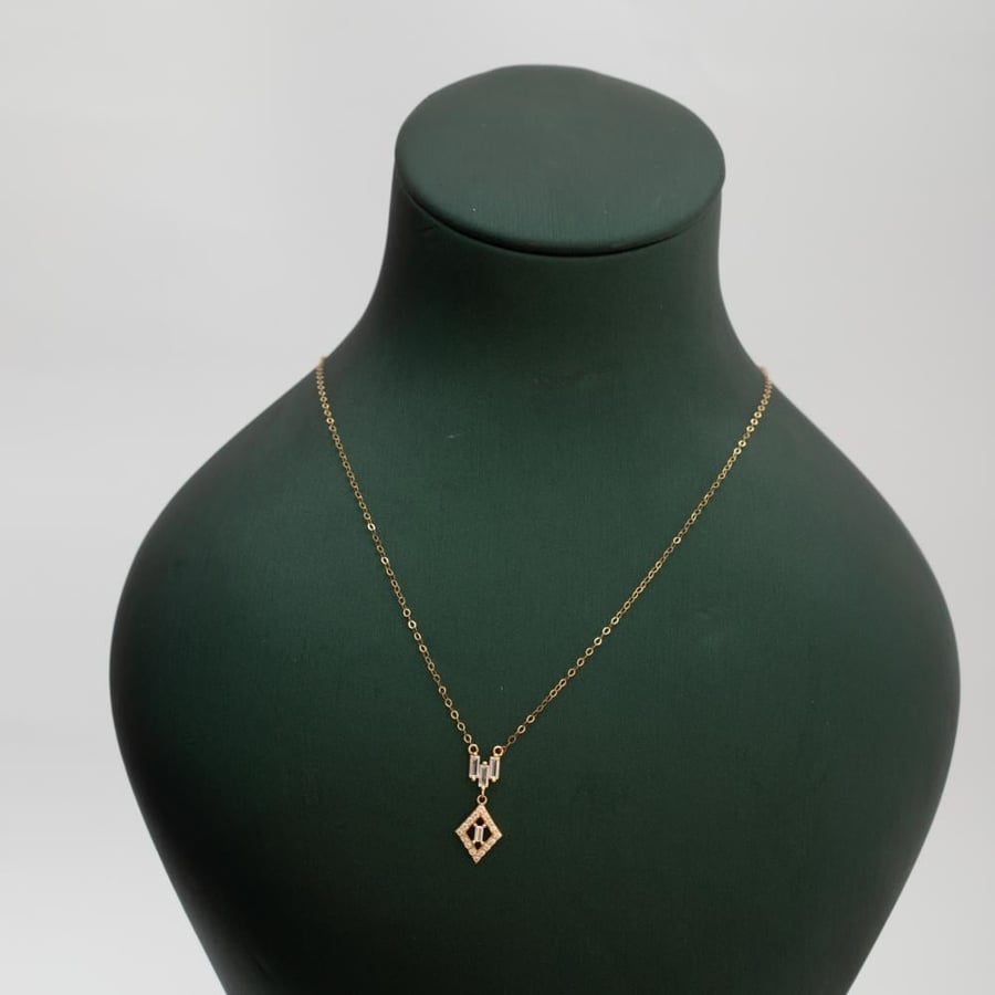 عقد ذهب 18k
