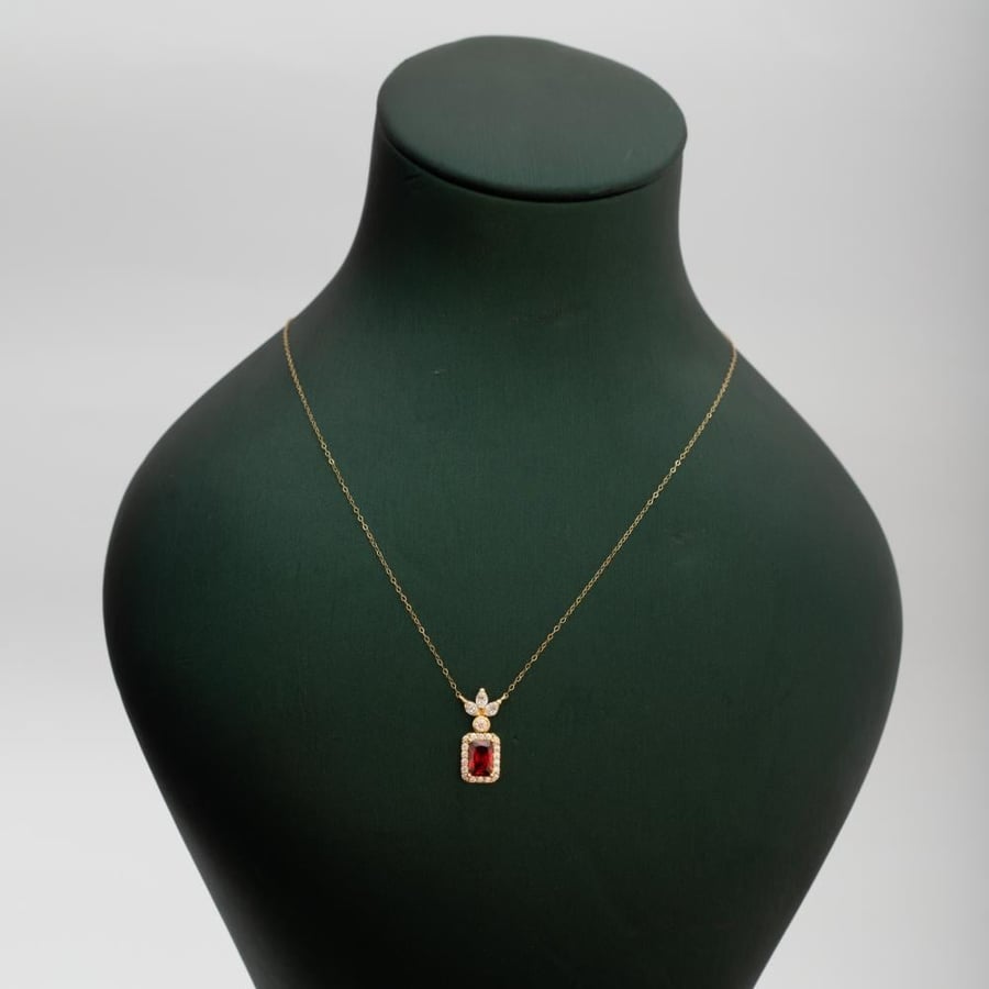 عقد ذهب 18k