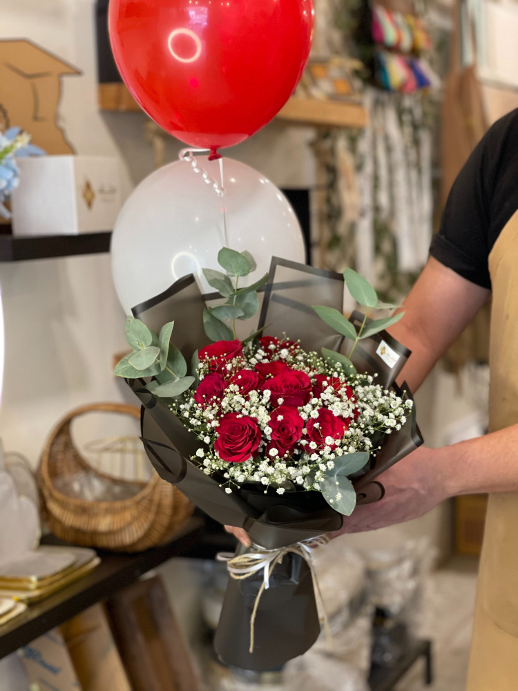 A natural bouquet with a helium balloon