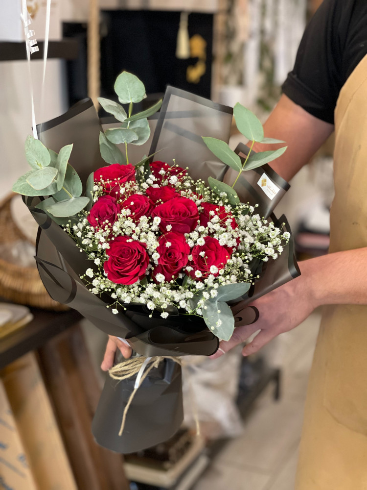 A natural bouquet with a helium balloon