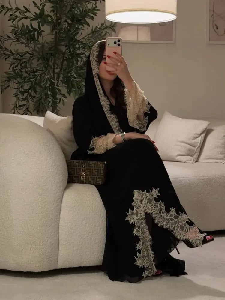 عبايه اسود مع دانتيل بيج