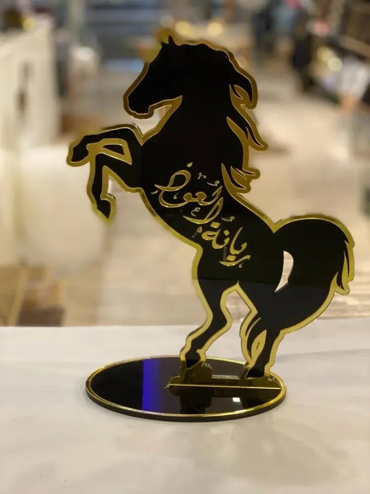 صينية ضيافة اكريليك مبخر بتصميم خيل بلون اسود وذهبي