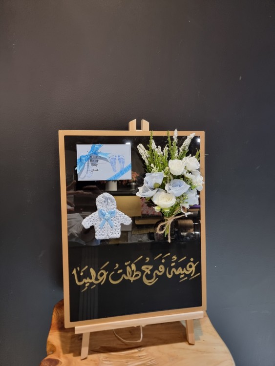 Acrylic model with artificial rose birth 44114